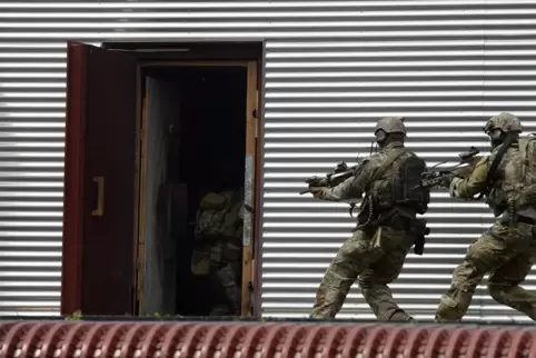 Tabubruch: Soldaten der Eliteeinheit KSK (hier bei einer Übung) erhielten vom Geheimdienst Unterlagen über eine Razzia bei einem
