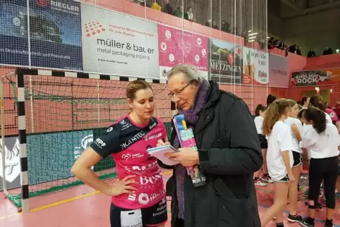 Joachim Paul bei einer anderen Angelegenheit mit der aus Wörth stammenden Handball-Nationalspielerin Marlene Zapf. 