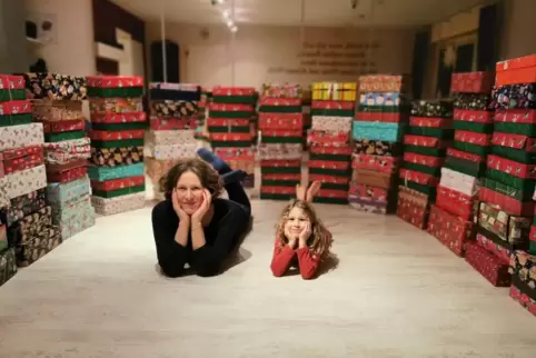 Sonja Wohlgemuth und ihre Tochter Enya inmitten der Pakete-Pracht. 