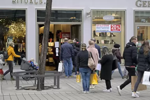 Rabattverbot: Schlangen vor Geschäften wie am „Black Friday“ Ende November soll es im Weihnachtsgeschäft in Mannheim nicht mehr 