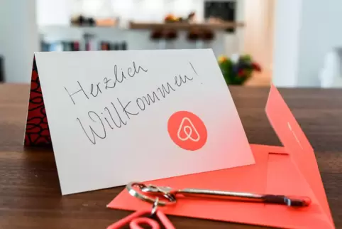  Mit einem Airbnb-Anhänger am Schlüssel heißt dieser Zimmeranbieter seine Gäste willkommen. Das Online-Portal wird beispielsweis