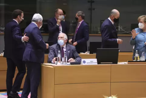 Einen Moment lang ist Corona mal nicht das größte Problem: Angela Merkel im Kreise der EU-Staats- und Regierungschefs.