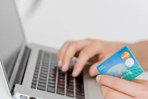 Gerade bei Aufrufen im Netz sollten sich Verbraucher vor dem Spenden ausreichend über die Sammler informieren.