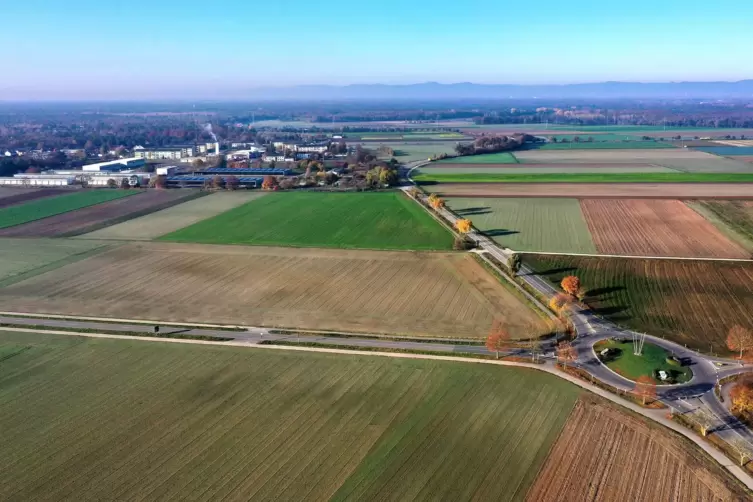 Aus der Luft: Auf dem Gel&auml;nde der ehemaligen Kurpfalz-Kaserne (wei&szlig;e Geb&auml;ude) und auf den angrenzenden Fl&auml;chen s&uuml;dlich der K23 s