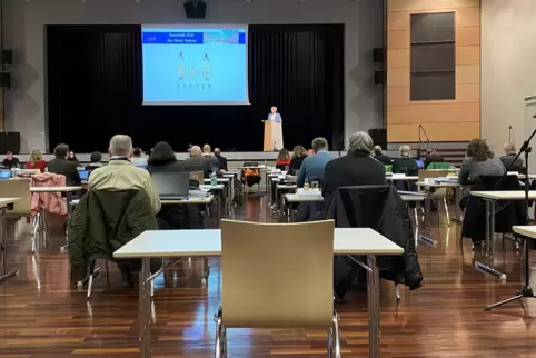 In Pandemie-Zeiten: Ratssitzung in der Stadthalle. In Pandemie-Zeiten: Ratssitzung in der Stadthalle.