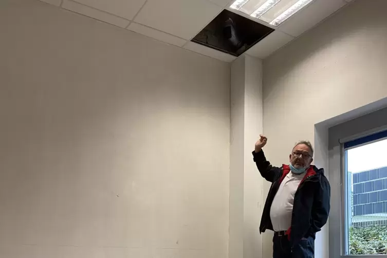 Der B&uuml;rgermeister zeigt auf das Rohr, wo eine Schwei&szlig;naht undicht wurde.