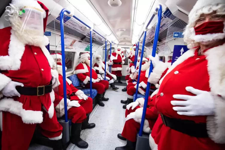 Auch ein Weihnachtsbild 2020: Londoner Weihnachtsmann-Schüler in der U-Bahn. 