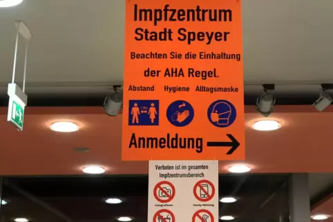 Hier lang: Eingang. Hier lang: Eingang.