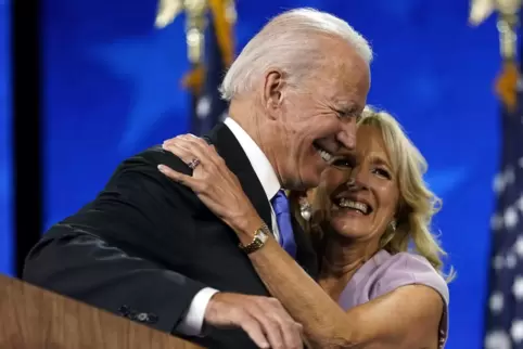  Seit 1977 jeweils in zweiter Ehe miteinander verheiratet: Jill Biden umarmt ihren Mann Joe Biden beim Parteitag im Sommer.