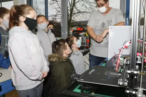Der 3D-Drucker kommt in diesen Tagen zu einem sehr weihnachtsgerechten Einsatz in der IGS Rockenhausen. 
