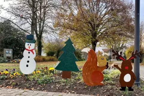 Zaubern Betrachtern ein Lächeln ins Gesicht: weihnachtliche Holzfiguren in Maximiliansau.