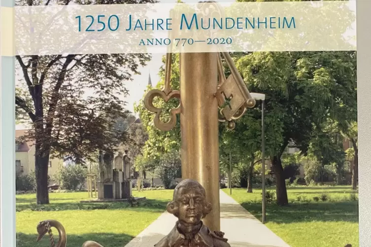 Viele Bilder und Geschichten versammelt die Chronik auf mehr als 300 Seiten.