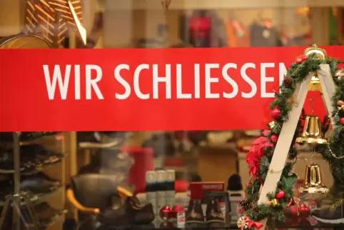 Aushang an einem Schuhgeschäft vor dem dritten Advent. Ab Mittwoch bleibt der Laden zu.