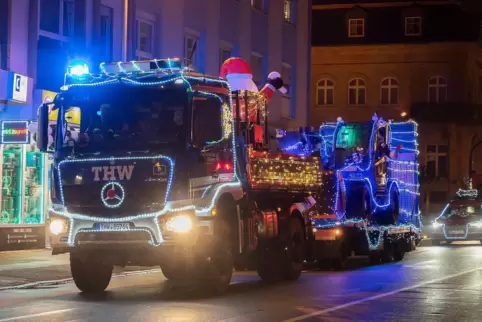 Lichterglanz in düsteren Zeiten: die „Blaulicht-Familie“ bei ihrer Rundfahrt durch die Stadt. 