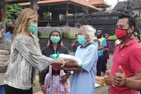 Übergabe: Annika Spoden hilft auf Bali. Übergabe: Annika Spoden hilft auf Bali.