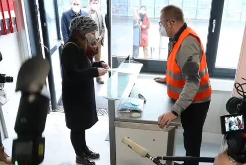 Nadine Dietrich betritt unter den Augen von Kommunalpolitikern und Medienvertretern das Impfzentrum. 