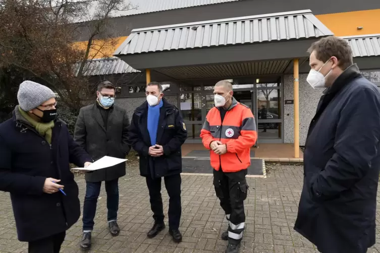 Unter Zeitdruck die Vorgaben des Landes umgesetzt (von links): B&uuml;rgermeister Bernd Kn&ouml;ppel, Frank Hubertus, Chef des Fachbereich
