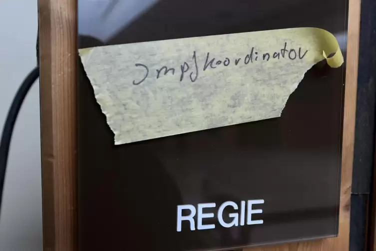 Noch ein bisschen improvisiert: der Hinweis auf denjenigen, der im Regieraum seinen Arbeitsplatz einrichten wird.