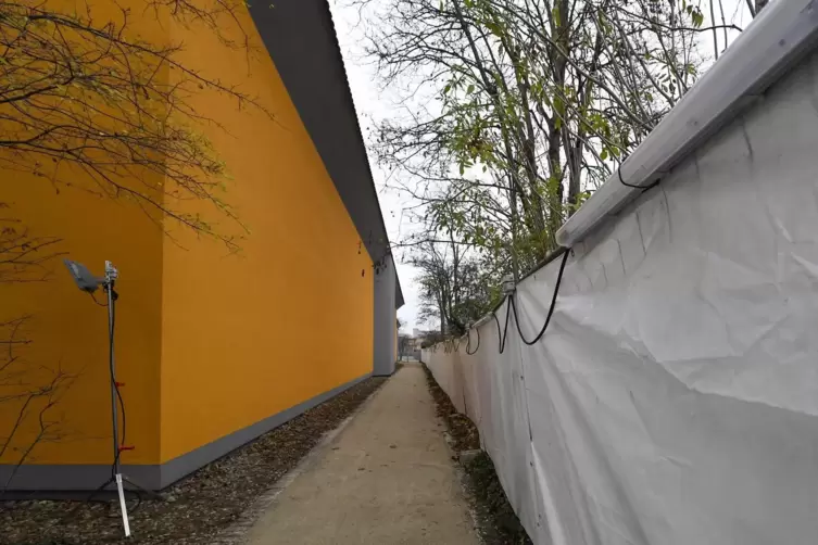 Der Weg zur&uuml;ck Richtung Stra&szlig;e f&uuml;hrt f&uuml;r die Geimpften &uuml;ber diesen von EWF-Mitarbeitern extra neu angelegten Weg.