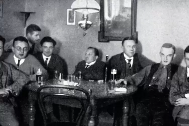 Ganz normale Männer? Die Gründungsmitglieder der Neustadter NSDAP-Ortsgruppe bei einem ihrer ersten Treffen 1925 in der Gimmeldi