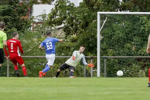 Da war Torwart Jonathan Rheinfrank ohne Chance: Andreas Bauer vom FC Queidersbach (links im roten Trikot ) traf zum 1:0.