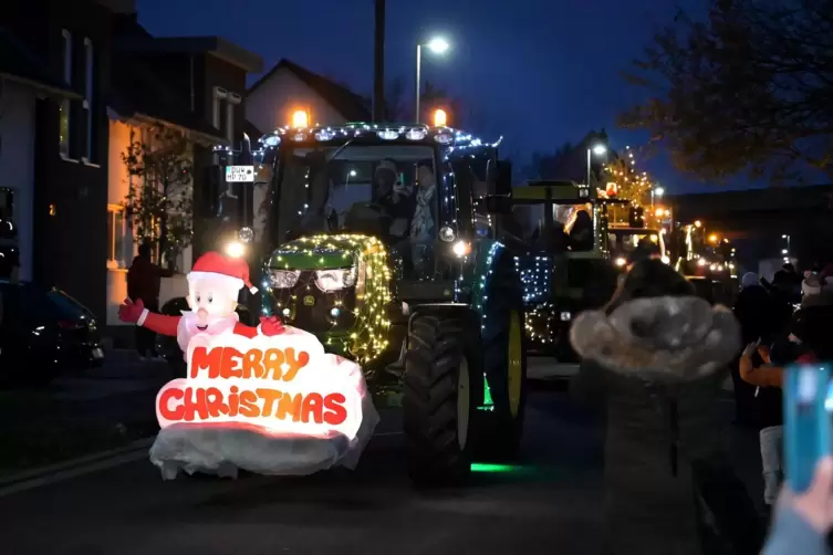 Am Kinderhospiz sehnlichst erwartet: die weihnachtlich geschmückten Traktoren. 