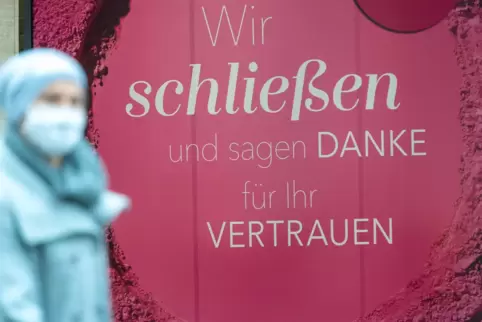 Lockdown in Deutschland: Ein Schild mit der Aufschrift "Wir schließen und sagen Danke für ihr Vertrauen" hängt im Schaufenster e