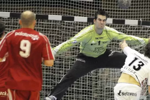 Noch ein Bild aus TSG-Friesenheim-Zeiten: Im Spiel gegen den Bergischen HC hält TSG- Torwart Kevin Klier gegen Simon Kluge. 