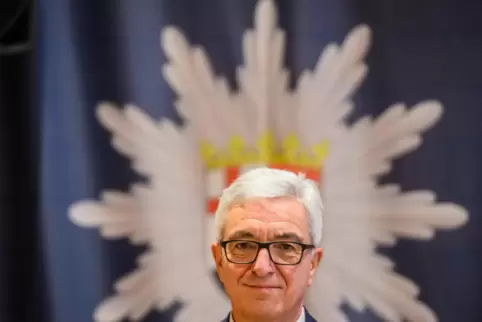 Die Polizei kontrolliere das Verhalten in der Öffentlichkeit und nur in Ausnahmefällen in den Wohnungen, sagt Innenminister Roge