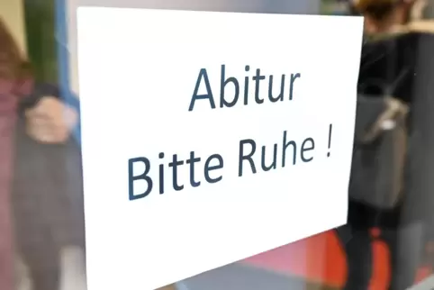 Die Abschlussklassen der Gymnasien in Rheinland-Pfalz können sich trotz der ungewissen Corona-Situation auf ihr Abitur vorbereit