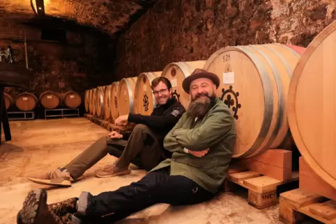 Im Holzfass-Keller gönnen sich Christoph Hammel (vorn) und sein Nachfolger und Neffe Markus Nordhorn auch gerne mal eine Verschn