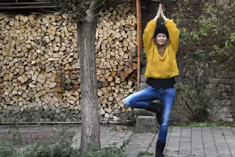Beate Vogel macht den „Baum“: Diese Yoga-Übung sorgt für körperliche und geistige Stabilität.