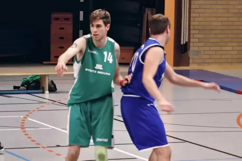 Jonah Engel hat zuletzt noch Basketball bei TVK gespielt, jetzt ist er bei den Handballer mit dabei.