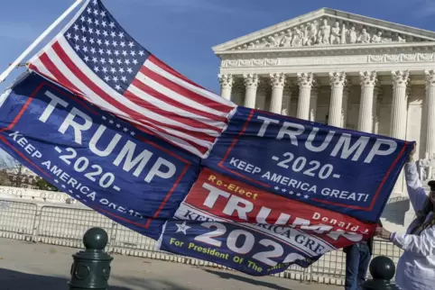 Auch der US Supreme Court sieht keinen Anlass, die US-Wahl 2020 rückgängig zu machen. Trump-Fans setzen trotzdem ihre Proteste f