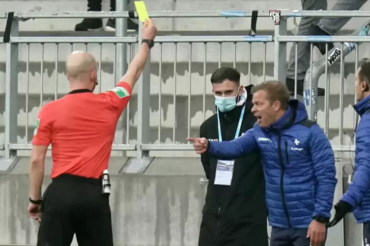 Gelbe Karte f&uuml;r Darmstadts Trainer Markus Anfang. 