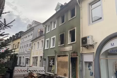 Straße gesperrt, Schutt vor der Tür: Brandhaus am Montag. Straße gesperrt, Schutt vor der Tür: Brandhaus am Montag.