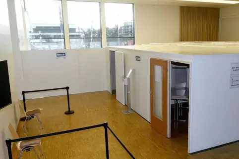Impfzentrum in der Stadthalle Kibo: die Impfkabinen in der Halle. Impfzentrum in der Stadthalle Kibo: die Impfkabinen in der Halle.