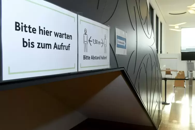 Impfzentrum in der Stadthalle Kibo: der Wartebereich vor dem Infobereich.