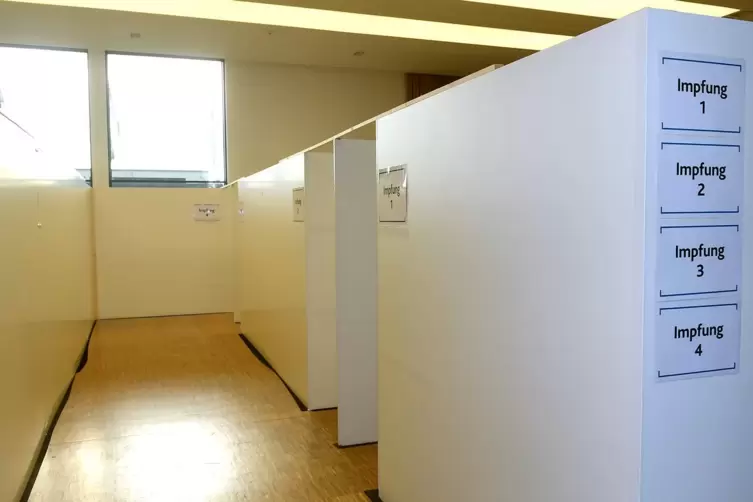 Impfzentrum in der Stadthalle Kibo: die Impfkabinen in der Halle.