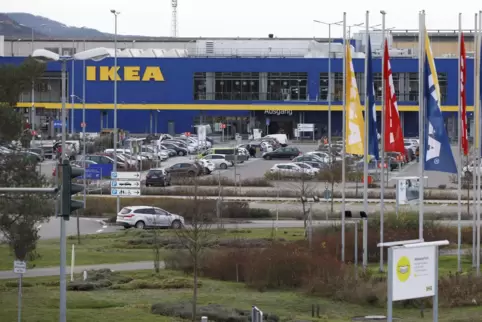 Szenen aus dem Gewerbegebiet West: Gut gefüllte Parkplätze vor Ikea ...