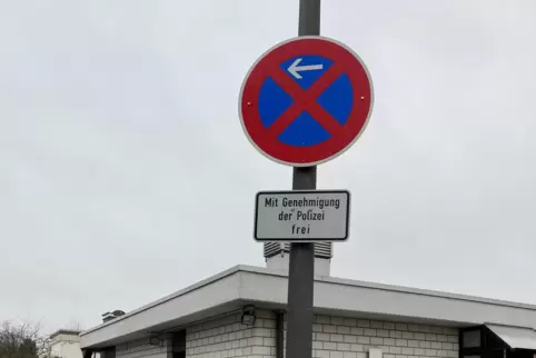 Das besondere Schild. Im Hintergrund zu sehen: die Kohl-Sonderwache.