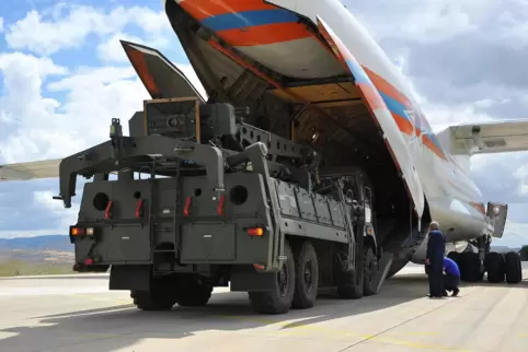 Sommer 2019: Teile des Raketenabwehrsystems S-400 aus Russland werden in der Türkei aus einer russischen Antonow entladen. 