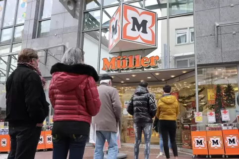 Warten auf ein freies Einkaufskörbchen vor dem Drogeriemarkt Müller 