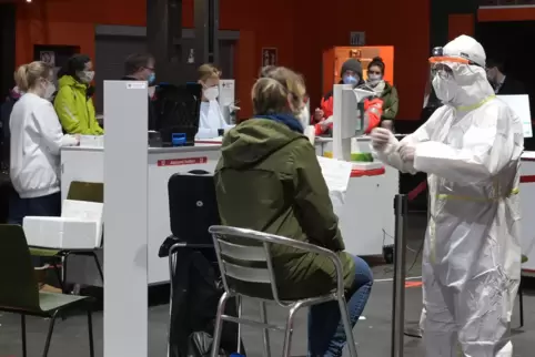 Testzentrum Speyer in der Halle 101: Hier werden viele Corona-Infektionen entdeckt. Testzentrum Speyer in der Halle 101: Hier werden viele Corona-Infektionen entdeckt.
