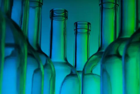 Geleerte Flaschen: Rund 1,77 Millionen Männer und Frauen im Alter zwischen 18 und 64 Jahren sind alkoholabhängig. 