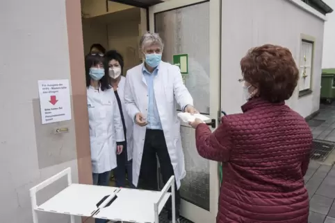  Ausgabe an der Markt Apotheke in Landstuhl: Kundin Annemarie Göttel erhält von Apotheker Jürgen Schäfer FFP2-Masken für sich un