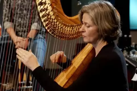 Die Harfenistin Maria Stange im Live-Stream.
