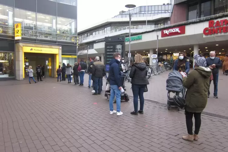 Mittlerweile ein Klassiker: Warteschlange vor der Post. 
