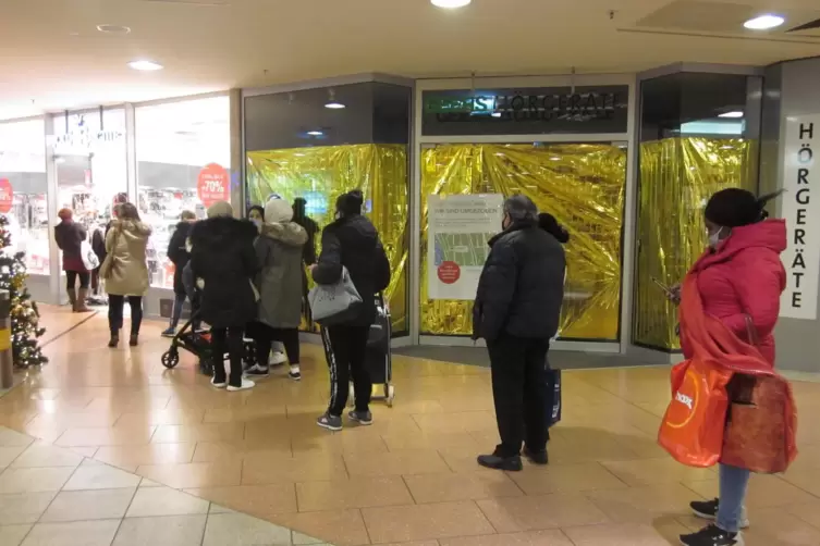 Rathaus-Center: Warteschlange vor dem Schmuckladen Bijou Brigitte, der mit Rabatten lockt.