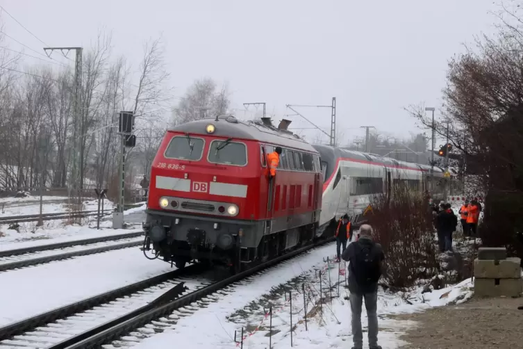 Riesenpanne: Der erste ECE von Zürich nach München wurde in Hergatz auf ein falsches Gleis geleitet und musste danach abgeschlep